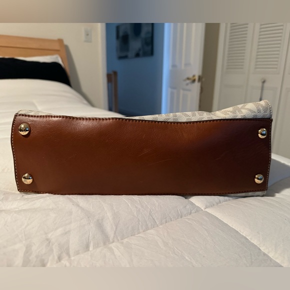 WHITE MICHAEL KORS LOGO BAG WITH GOLD HARDWARE. - Picture 3 of 8